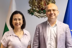 La embajadora de Vietnam en Bulgaria, Nguyen Thi Minh Nguyet, y el ministro de Turismo de Bulgaria, Ilin Dimitrov. (Foto: Embajada de Vietnam en Bulgaria)