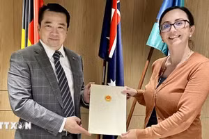 El cónsul general de Vietnam en Perth, Pham Hai Anh, y Pamela Currie, directora de la Oficina de Australia Occidental del Departamento de Asuntos Exteriores y Comercio de Australia. (Foto: VNA)