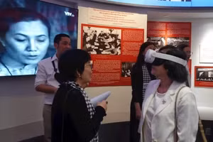 Delegados en un espacio interactivo que incorpora tecnología digital en el Museo de los Vestigios de la Guerra. (Foto: nhandan.vn)