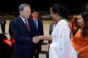 La primera ministra de Sri Lanka, Harini Amarasuriya, recibe al secretario general del PCV y presidente de Vietnam, To Lam, en el Aeropuerto Internacional de Bandaranaike. (Foto: Thong Nhat/VNA)
