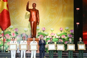 El secretario general del Partido Comunista de Vietnam, To Lam, entrega el título de Héroe de las Fuerzas Armadas Populares a siete colectivos.