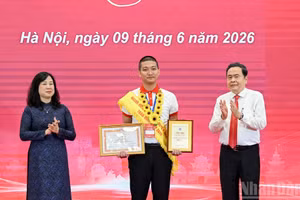 [Foto] Dirigente legislativo de Vietnam asiste a ceremonia para honrar a destacados donantes de sangre