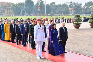 Los delegados rinden homenaje al Presidente Ho Chi Minh.