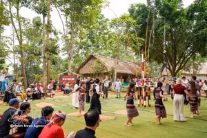 Intercambio cultural en el espacio de la etnia Bana en la Aldea de Cultura y Turismo de las Nacionalidades de Vietnam, en Hanói. (Foto: VNA)