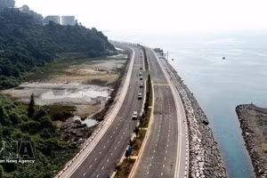 La carretera costera que conecta con el puerto de Lien Chieu, cuya construcción inició en septiembre de 2023, ya está terminada y cuenta con casi 3 kilómetros de longitud, 30 metros de ancho y seis carriles. (Foto: VNA)