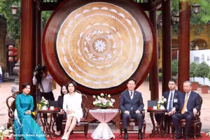 El secretario general del Partido Comunista de Vietnam y presidente del Estado, To Lam, y su esposa, Ngo Phuong Ly, junto con el presidente de Corea del Sur, Lee Jae Myung, y su esposa, Kim Hye Kyung, disfrutaron de una merienda y actuaciones tradicionales durante el programa. (Foto: VNA)