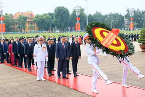 La delegación del Comité Central del PCV deposita una ofrenda floral y rinde homenaje al Presidente Ho Chi Minh en su Mausoleo. (Foto: An Dang/VNA)