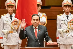 El presidente de la Asamblea Nacional, Tran Thanh Man, presta juramento de investidura como Presidente de la Asamblea Nacional de la República Socialista de Vietnam de la XVI legislatura.