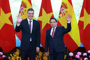 El primer ministro de Vietnam, Pham Minh Chinh (derecha), y el presidente del Gobierno de España, Pedro Sánchez (Foto: VNA)