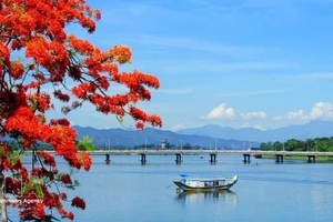 La romántica belleza del río Huong (Perfume). (Foto: VNA)