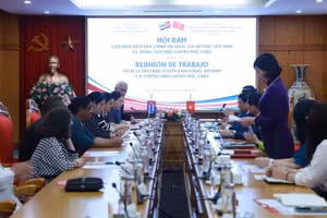Durante la reunión de trabajo entre la Editorial Política Nacional Su That y el Centro Fidel Castro Ruz en Hanói. (Foto: Editorial Política Nacional Su That) 