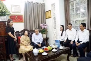 El secretario general del PCV y presidente de Vietnam, To Lam, junto con la delegación del Comité Central del PCV, visita a los familiares del exlíder partidista Nguyen Van Linh. (Foto: VNA)