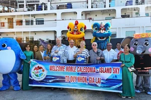 Gia Lai da la bienvenida a los turistas internacionales que llegan en el crucero Noble Caledonia-Island Sky.