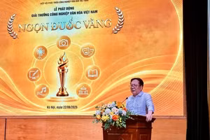 El Artista del Pueblo Vuong Duy Bien, presidente de la Asociación para el Desarrollo de las Industrias Culturales de Vietnam, habla en el evento. 