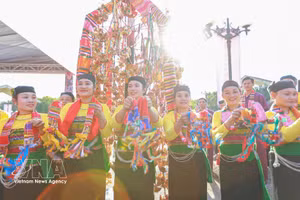 La Jornada de Intercambio Cultural de las Etnias, celebrada en la Aldea Cultural y Turística de las Etnias de Vietnam, reunió a numerosos residentes y visitantes. (Foto: VNA)
