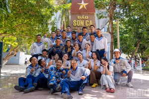 [Foto] Jóvenes llevan arte y energía a Truong Sa