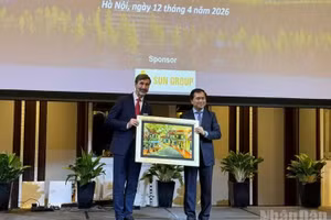 El presidente de la Asociación de Amistad Vietnam-Eslovaquia, Le Quang Hung, entrega un obsequio al Ministro de Asuntos Exteriores y Europeos de Eslovaquia, Juraj Blanár. (Foto: KHANH LAN)