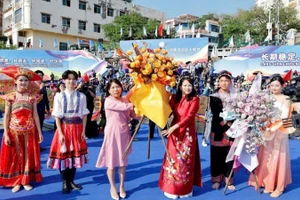 En el encuentro de canto a dúo en el río fronterizo entre jóvenes de Mong Cai y Dongxing. 