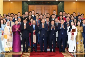 El secretario general del PCV, To Lam, junto con los representantes destacados de la comunidad de vietnamitas en el exterior.