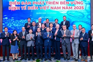 Los delegados se toman una foto de recuerdo.