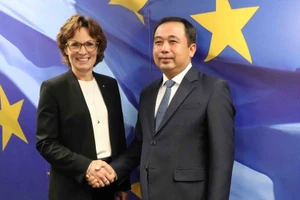 El ministro interino de Agricultura y Medio Ambiente de Vietnam, Tran Duc Thang, se reúne con la comisaria europea de Medio Ambiente, Resiliencia Hídrica y Economía Circular Competitiva, Jessica Raswall. (Foto: VNA)