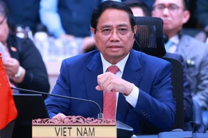  El primer ministro Pham Minh Chinh asiste y pronuncia un discurso en la 28ª Cumbre Asean-China. (Foto: DUONG GIANG/VNA) 