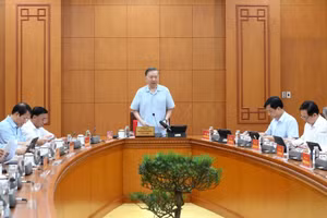 El secretario general del PCV y presidente del país, To Lam, preside la reunión de trabajo. (Foto: DANG KHOA)