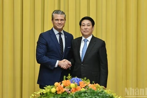 El presidente de Vietnam, Luong Cuong (derecha), y el secretario de Guerra de Estados Unidos, Pete Hegseth.