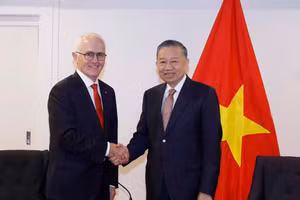 El secretario general del Partido Comunista y presidente de Vietnam, To Lam, recibe al ex primer ministro australiano Malcolm Turnbull AC, presidente de la empresa tecnológica Advanced Navigation. (Foto: VNA)