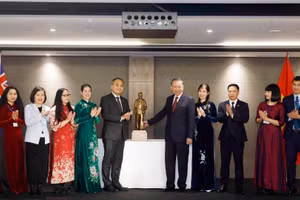 El secretario general del Partido Comunista y presidente de Vietnam, To Lam, obsequia un busto del Presidente Ho Chi Minh a la Embajada de Vietnam en Nueva Zelanda. (Foto: Thong Nhat/VNA)