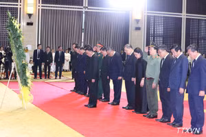La delegación de alto nivel del Partido y Estado de Vietnam, encabezada por Tran Cam Tu, miembro del Buró Político y miembro permanente del Secretariado del Comité Central del Partido Comunista de Vietnam, rinde homenaje al Saysomphone Phomvihane, miembro del Buró Político y presidente de la Asamblea Nacional de Laos. 