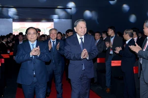 El secretario general del PCV, To Lam, y el primer ministro Pham Minh Chinh asisten al acto de inicio de la construcción de la fábrica de chips semiconductores de alta tecnología del Grupo Militar de Industria y Telecomunicaciones, Ministerio de Defensa. 