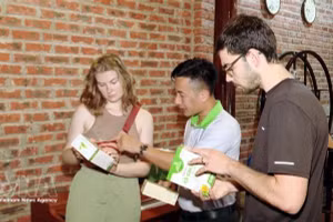 Turistas buscan informaciones de productos OCOP en hoteles y lugares de alojamiento. (Foto: VNA)