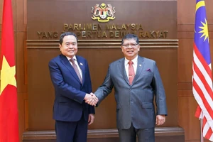 El presidente de la Cámara de Representantes de Malasia, Tan Sri Dato’ Johari bin Abdul, recibe al presidente de la ANV, Tran Thanh Man. (Foto: Doan Tan/VNA)