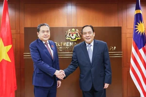 El presidente del Senado de Malasia, Dato' Awang Bemee Awang Ali Basah (derecha), recibe al presidente de la ANV, Tran Thanh Man. (Foto: Doan Tan/VNA)