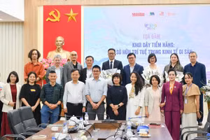 El presidente editor del periódico Nhan Dan, Le Quoc Minh, y delegados asisten al evento.