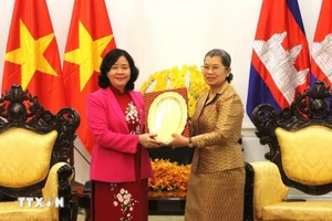 La vicepresidenta del Partido Popular de Camboya, Men Sam An, entrega un obsequio conmemorativo a la presidenta del Comité Central del Frente de la Patria de Vietnam, Bui Thi Minh Hoai. (Foto: VNA)