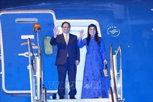 El primer ministro Pham Minh Chinh y su esposa Le Thi Bich Tran en la base aérea militar de Galeão, Río de Janeiro, Brasil.. (Foto: VNA)