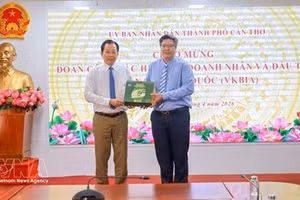 El vicepresidente del Comité Popular municipal, Vuong Quoc Nam, y el presidente de la Asociación de Empresarios e Inversión Vietnam–Corea del Sur (VKBIA). (Foto: VNA)