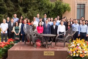 El embajador de Vietnam en China, Pham Thanh Binh, y los delegados posan para una foto conmemorativa junto a la estatua del presidente Ho Chi Minh en el recinto de la embajada.