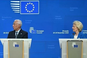 La presidenta de la Comisión Europea, Ursula von der Leyen (derecha), y el presidente del Consejo Europeo, Antonio Costa. (Foto: VNA)