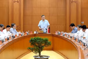 El secretario general del PCV y presidente de Vietnam, To Lam, preside la reunión.