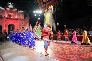 El programa “Campana de Tran Vu” en el templo Quan Thanh. (Foto: hanoimoi.vn)