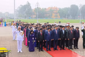  Los líderes del Partido y del Estado, junto con los delegados de la Asamblea Nacional, rinden tributo al Presidente Ho Chi Minh. 
