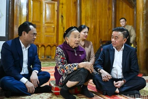 El miembro permanente del Secretariado del Comité Central del PCV, Tran Cam Tu, y la delegación que lo acompaña visitan a la Madre Heroica de Vietnam Ha Thi Hao, en la comuna de Quy Mong.