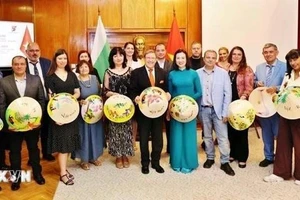 La embajadora de Vietnam en Bulgaria, Nguyen Thi Minh Nguyet, se toma una foto de recuerdo con periodistas búlgaros. (Foto: VNA)