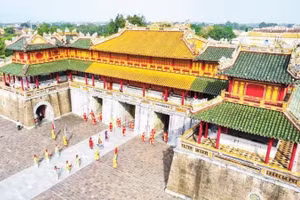 Vista desde arriba, la Ciudadela Imperial de Hue brilla con intensidad, iluminando la ciudad histórica. (Foto: Nhan Dan)