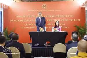 El secretario general del Partido Comunista y presidente de Vietnam, To Lam, se reúne la comunidad de coterráneos en Sri Lanka. (Foto: VNA)