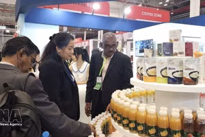 Compradores internacionales conocen los productos vietnamitas en VIS 2025. (Foto: VNA)