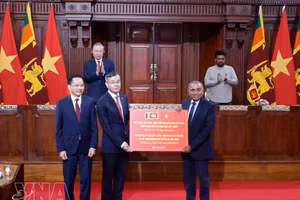 Entrega de obsequios del Partido, el Estado y el pueblo de Vietnam al Gobierno y al pueblo de Sri Lanka. (Foto: VNA)